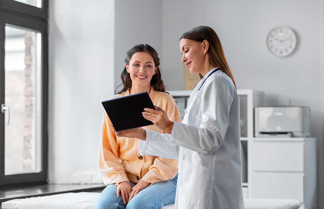 medico fa vedere un tablet ad una paziente